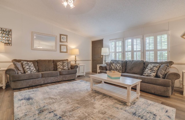 Cabin J at Safe Harbor Brady Mountain on Lake Ouachita!