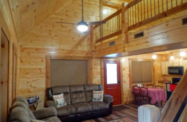 Cabin near Saxton/Raystown KOA and minutes from Trough Creek and Raystown Lake.