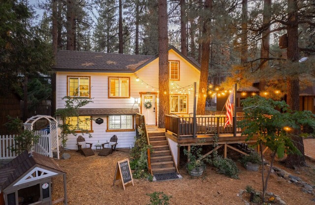 Cabin Near Ski Resort, EV Charge, Kid/Pet Friendly, Fire Pit, Playhouse