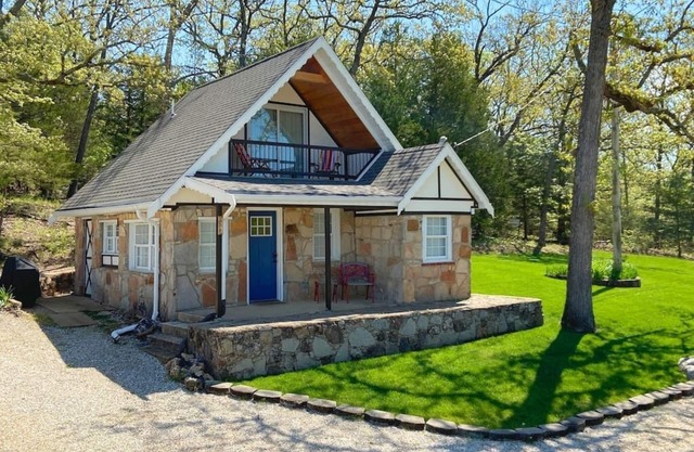 Cabin No. 4 @ The Old Swiss Village - Lake Views!