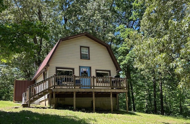 Cabin on a semi-private lake, cozy, quiet and peaceful!