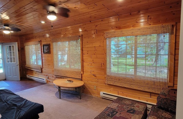 Cabin on Norway Lake, 2 bedroom/sleeps 6