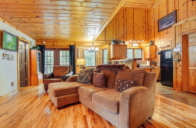 Cabin on Table Rock Lake w/Hot Tub & Fire Pit!