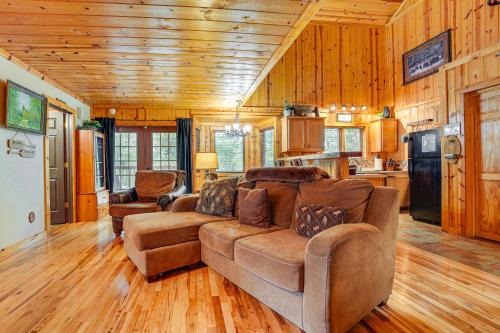 Cabin on Table Rock Lake with Hot Tub and Fire Pit!