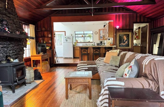 Cabin Retreat! 2-BR w/PVT Deck in Camp Meeker