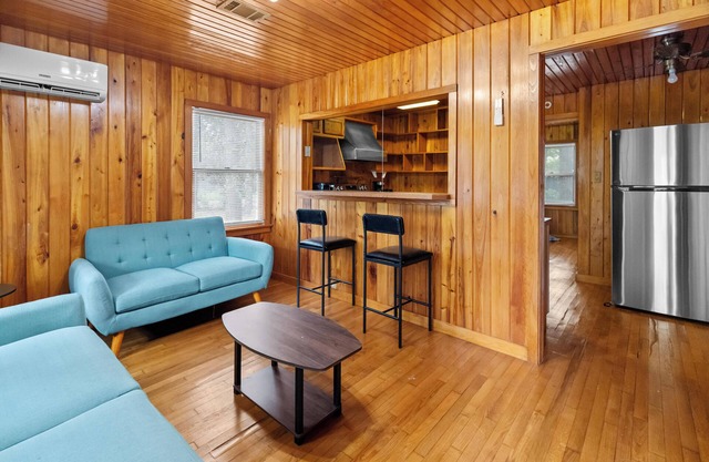 Cabin style 1-bedroom apartment with WiFi, AC, & Pool in fantastic Jacksonville