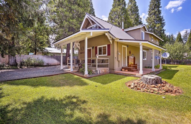 Cabin w/Backyard Space - 1/2 Mi to Trinity Lake!