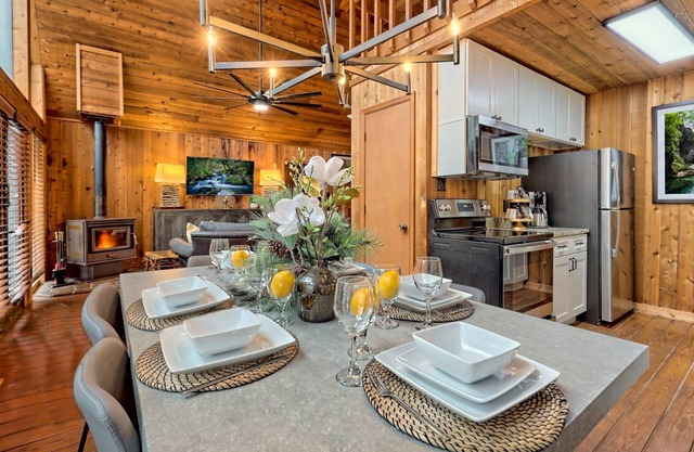 Cabin w/Hot tub+Outdoor Kitchen+Firepit near ATV & SXS Trails~8mns to Helen, GA!