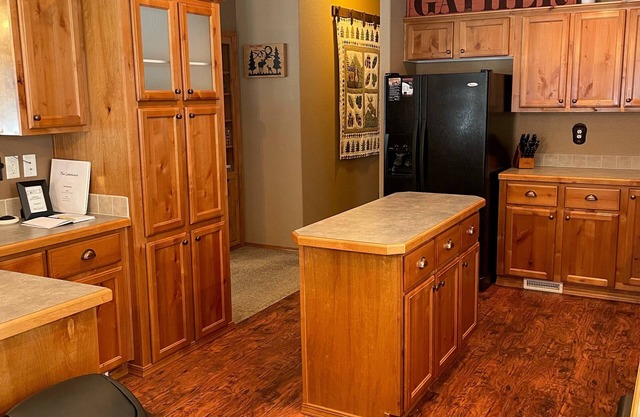 Cabin w/Hot Tub, 2 Car Garage, close 3 min walk to the Lake!