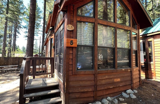 Cabin w/Loft in South Lake Tahoe - 15 Mins from Skiing, Stateline & Emerald Bay