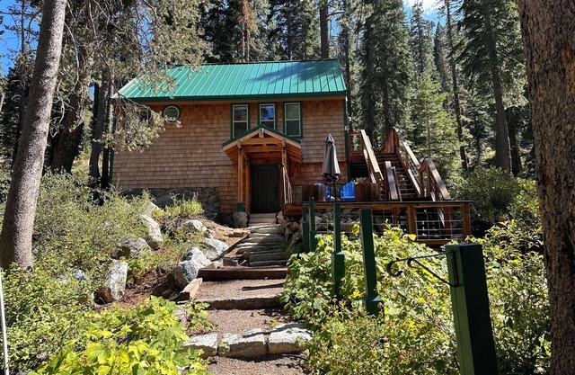 Cabin walking distance to Donner Lake