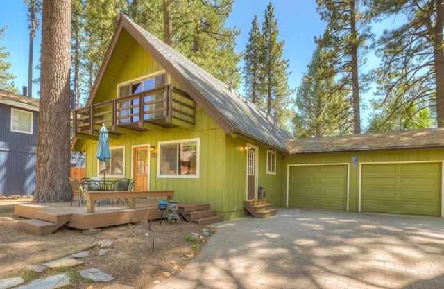 Cabin with deck, fireplace, enclosed yard, & washer/dryer