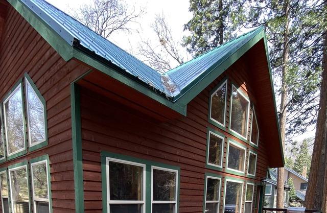 Cabin with guest cottage on the creek