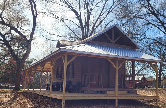Cabin with loft , 5 miles away from the college of the Ozarks and Ludwig Lake….