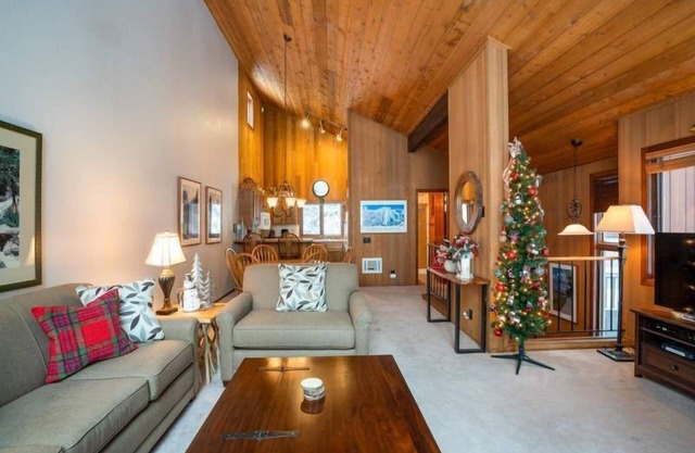 Cabin with vaulted ceilings, woods view, and central hot tub just 2 blocks to lifts