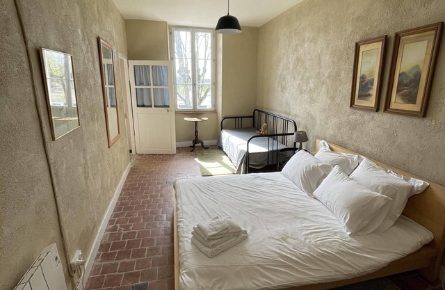 Cafe Velo Nevers - comfortable Loire-side room