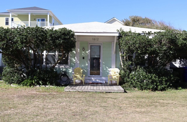Caicos Cottage! Between CB/KB towns Dog Friendly w/fenced yard, Parking - 3 cars