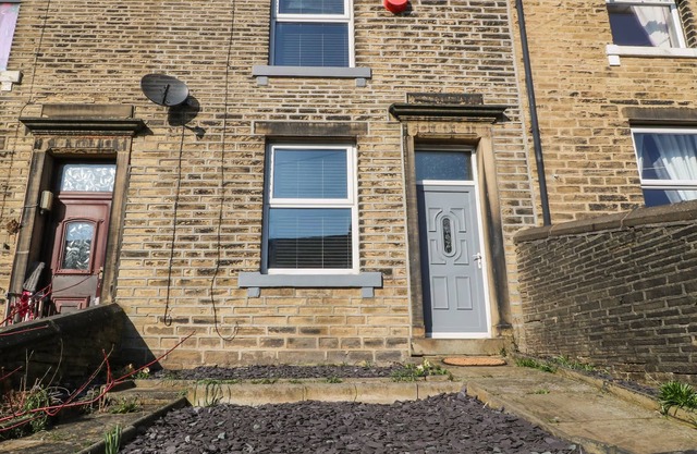 CALDER COTTAGE, character holiday cottage in Sowerby Bridge