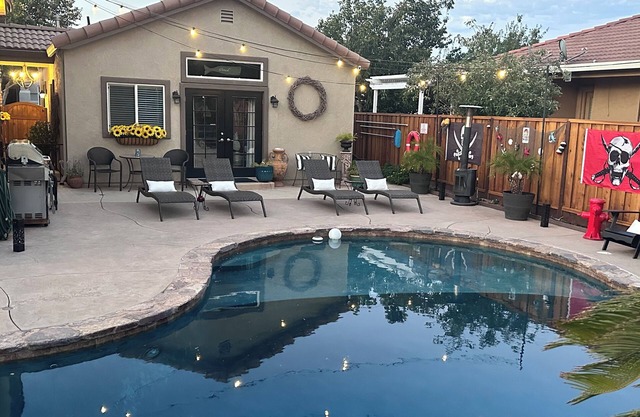 California themed 1 bedroom 1 bath, fully furnished cottage with private entry.