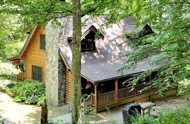Call of the Wild Retreat-2 side-by-side cabins/Hot Tubs/Fire Pits/Pool Table
