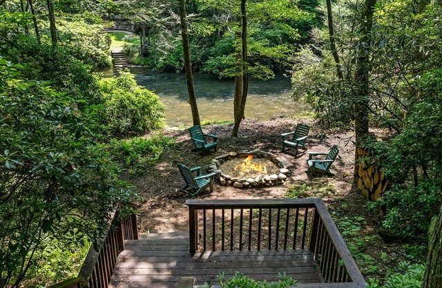 Calming Creekfront Cabin