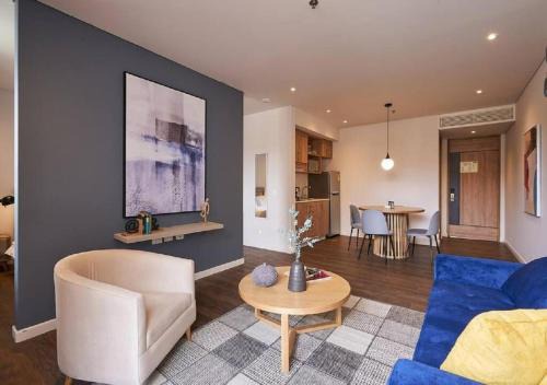 Caluce Apt 5C by Letoh