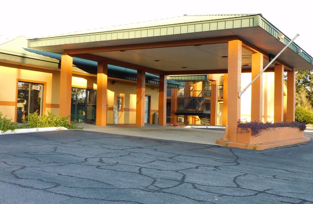 Camilla Inn & Suites