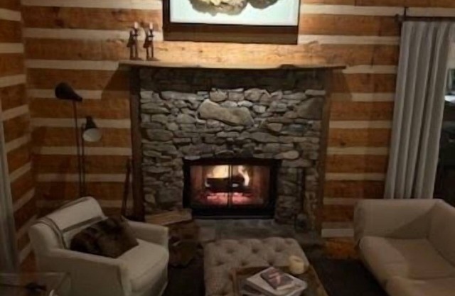 Camp McGu: Lakefront, 3 Fireplaces + Firepit, Pizza Oven, Gorgeous Setting