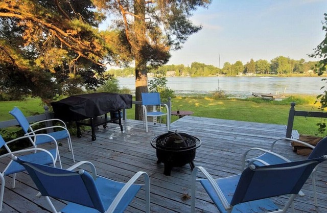 Campau Lake Sunny days cottages w hot spa