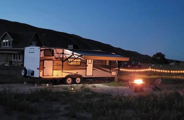 Camper at Mountain Haven-WiFi/AC/outdoor fire pit/grill/hammocks/picnic table