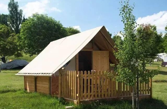 Camping Champ la Chèvre* - Edelweiss cabin (without toilets) 4 people