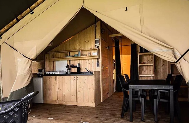 Camping de la Belle Etoile * - Woody 25 luxury safari tent for 4 people including sanitary facilities and kitchen. 4 people