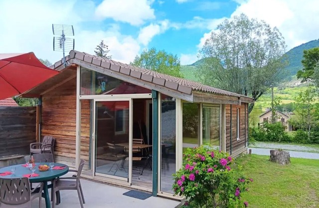 Campsite CHAMP LA CHEVRE * - Chalet Alizé veranda 2 bedrooms 4 to 6 people - 4 people. included in the price