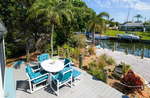 CANAL FRONT W/DOCK, Water View, Dock your Boat, Free WIFI Dog - See Note Friendly!