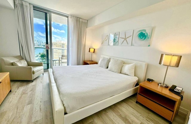 Canal Pool Views, Premium Beach Service, Kitchen and 1B/1B