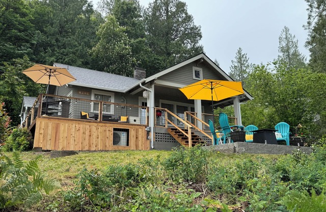 Canal View Cottage 2BR 1BA, Views of Hood Canal & Olympic Mountains