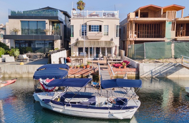 Canalfront Charmer by AvantStay | Waterfront w/Shared Dock + Hot Tub