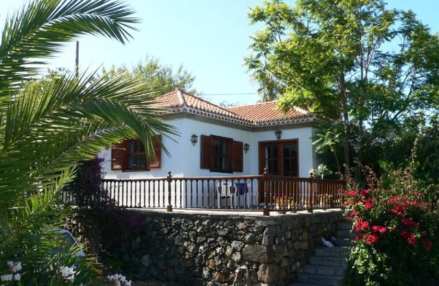 Canary Island style house with a sophisticated atmosphere in a lovely garden