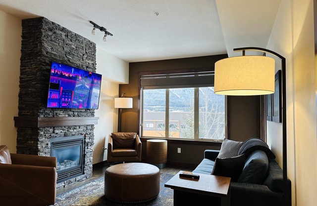 Canmore Mountain Retreat - Heated Pool & Hot-tub