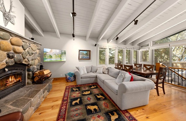 Canyon Chalet by Tahoe Getaways - 4 BR, SKI LEASE, Walk to Donner