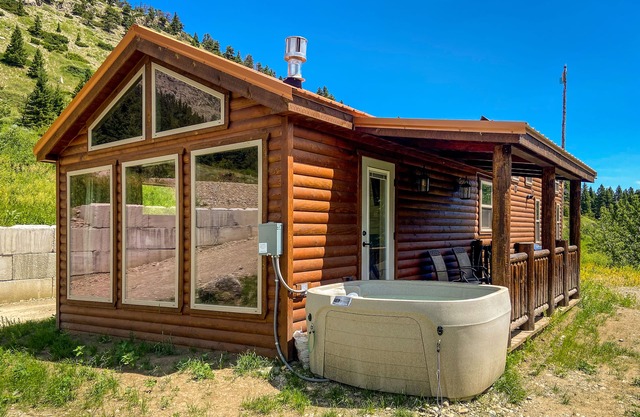 Canyon Vista - Cozy New Cabin on Big Timber Creek Near Crazy Mountains!