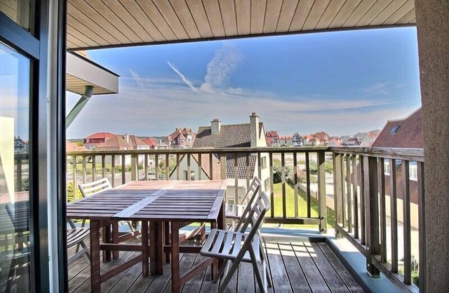 CAPEWEST 2A: 2-bedroom apartment with south-facing terrace, 50m from the beach, sleeps 4 to 5