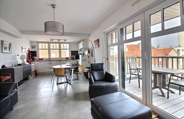 CAPEWEST 2B: 2-bedroom apartment with terrace, 50m from the beach, sleeps 4