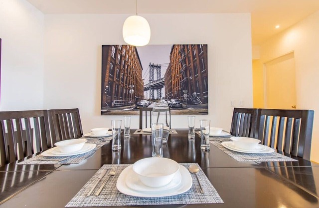 Capitalia - Large Condo Fast Wi-Fi