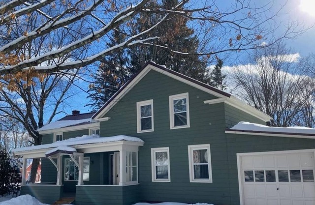 Caps' Cozy Cabin of Northville Village