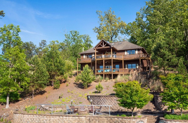 Captain's Quarters: 5 BR, 2.5 BA House in Arley, Sleeps 14