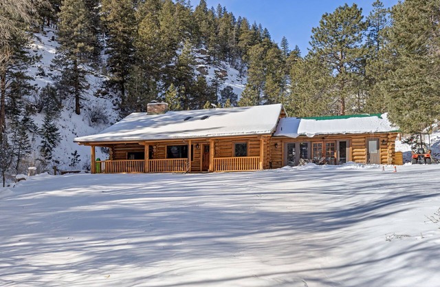 Captivating Rustic Log Cabin with Seasonal stream close to Estes Park and RMNP