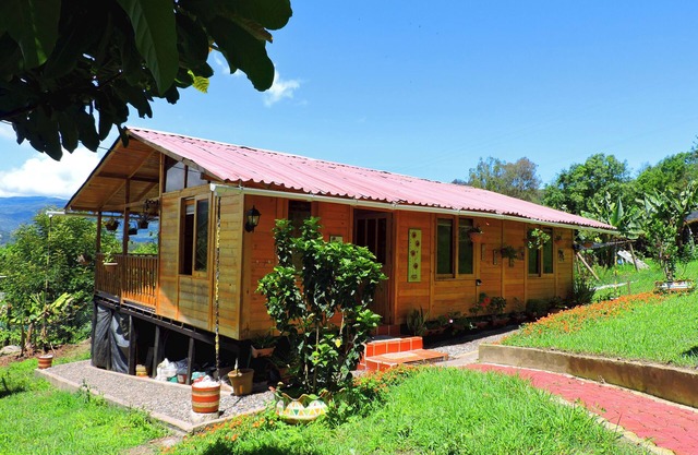 Caracolí Cabin. Quiet, on the way to the lagoon, one minute from town!