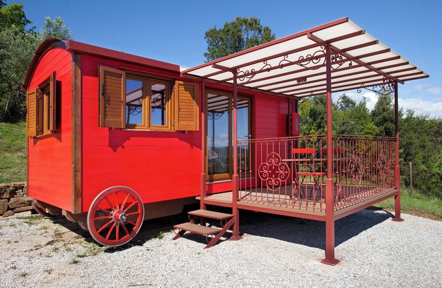 Caravan 'Volpe Rossa' with Shared Garden and Air Conditioning
