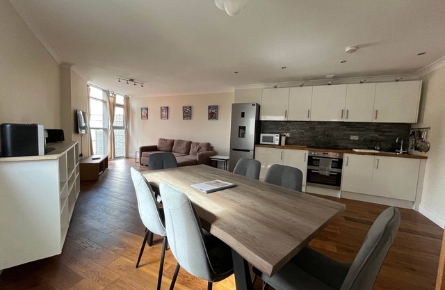 Cardiff City Centre Apartment (with parking)